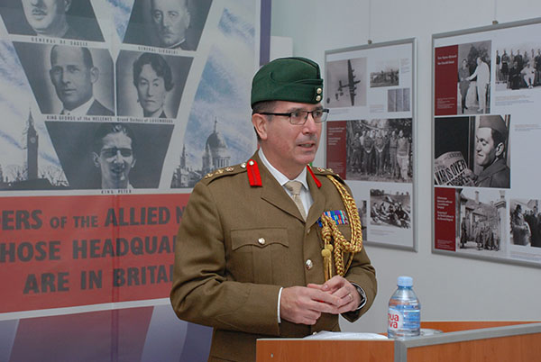 Oficir britanska ambasada